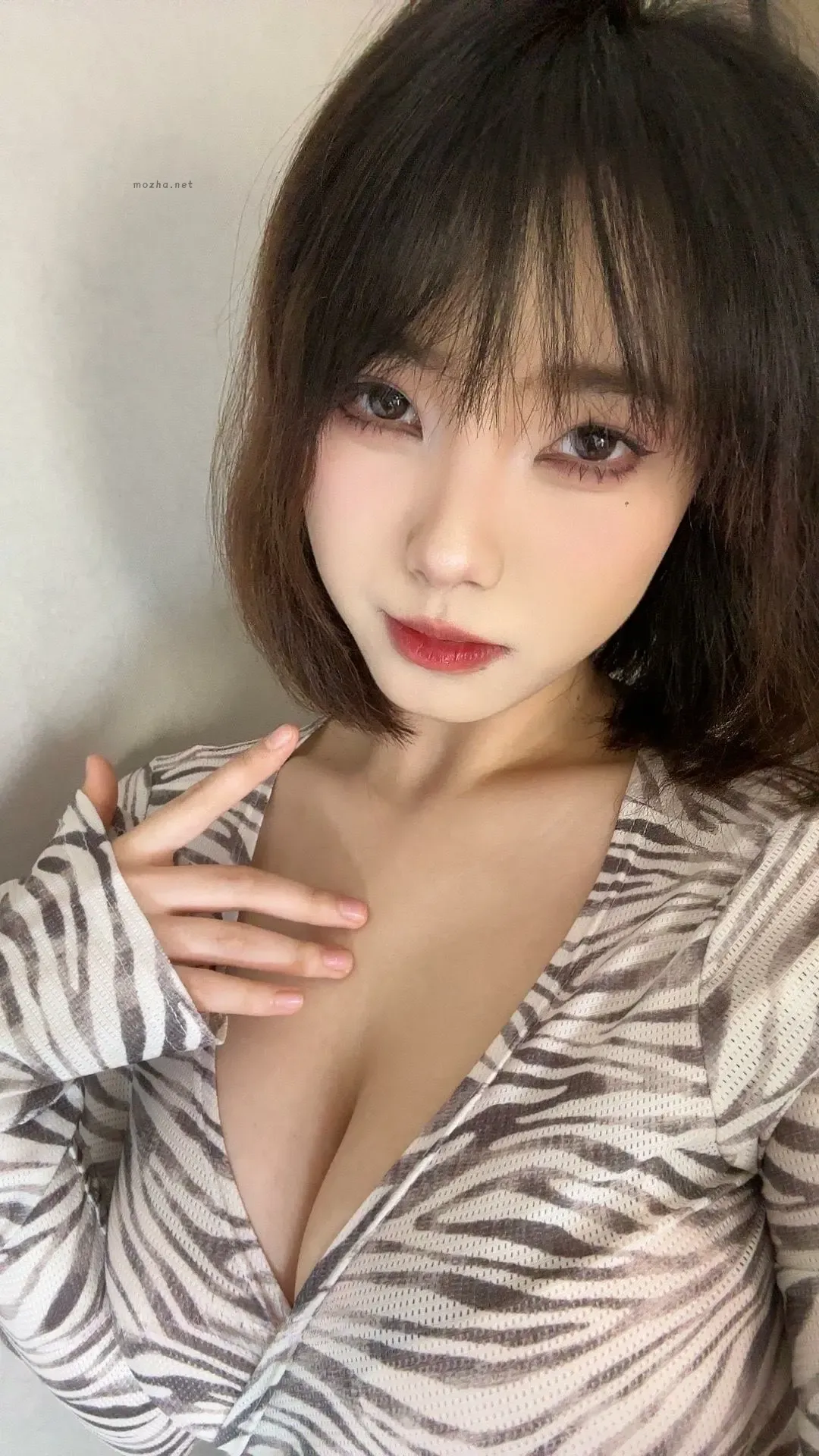 琳铛 – 斑马纹紧身牛仔短裤【17P】